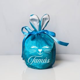   Kék színű, egyedi neves húsvéti zsák, nyuszis mintával