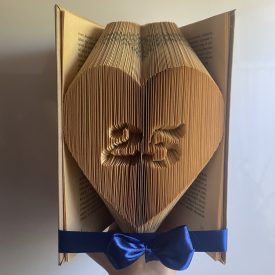 Szív szimbólumos könyvszobor, számmal