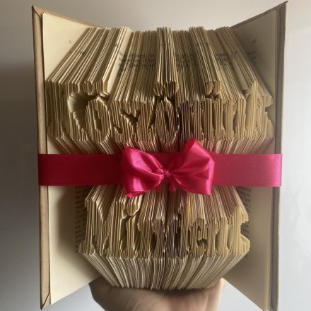 "Köszönünk Mindent" könyvszobor